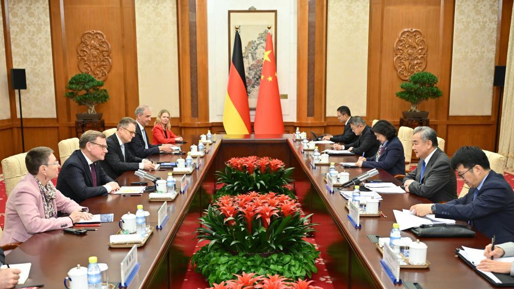 Chinese FM calls on China, Germany to shoulder responsibilities as major countries for more stable bilateral policy framework