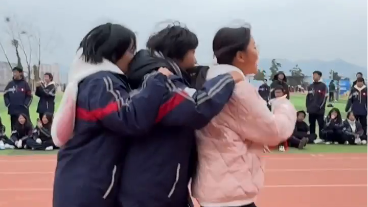 Three girls, one plank: the ultimate team sprint